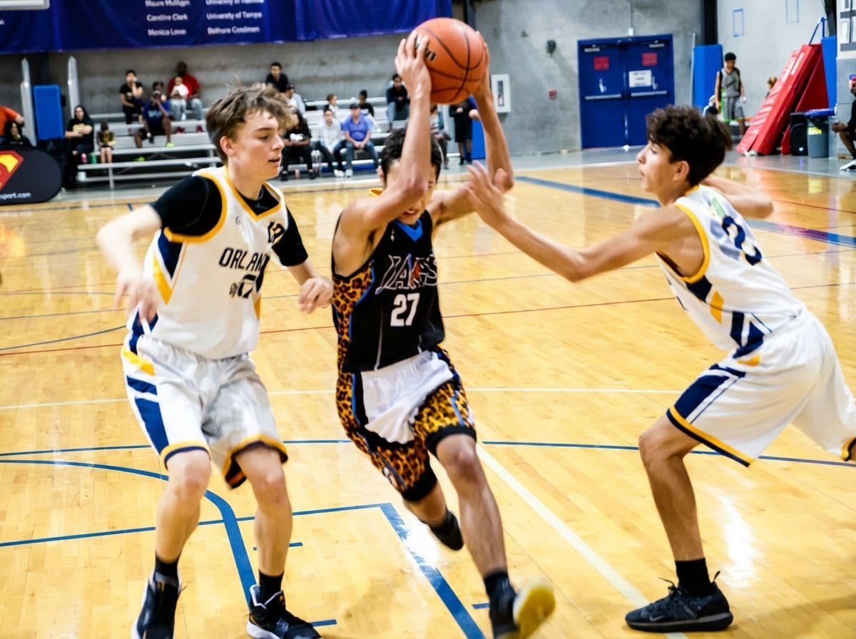 Defensive contest on a baseline drive